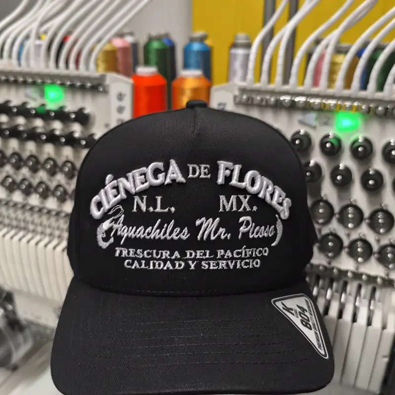 Gorra negra con bordado blanco en relieve