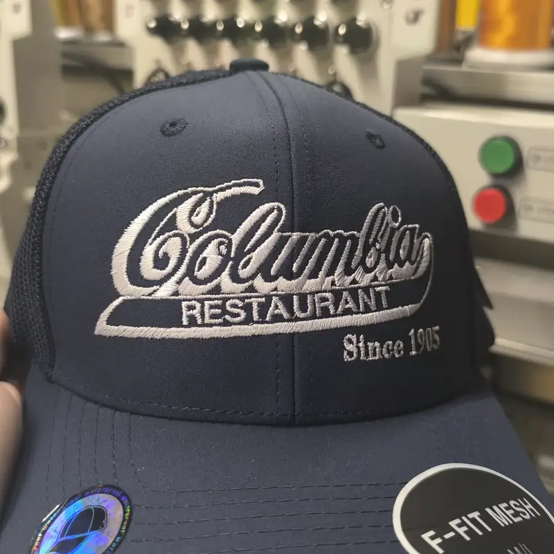 Gorra azul marino con letras bordadas en blanco