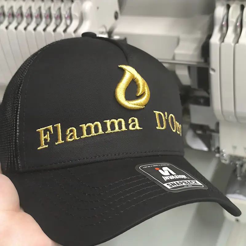 Gorra negra con logotipo bordado en hilo dorado